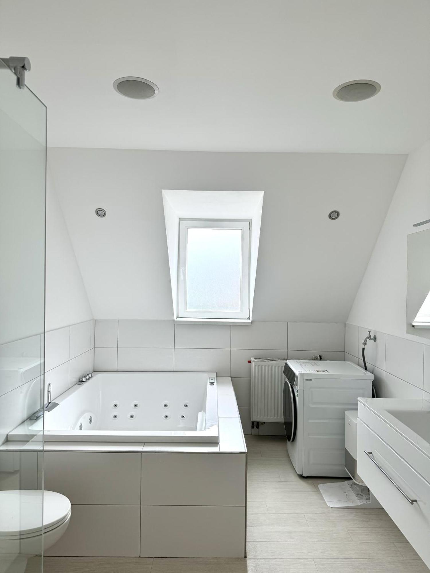 Exklusive Altbauwohnung Mit Whirlpool Und Kueche