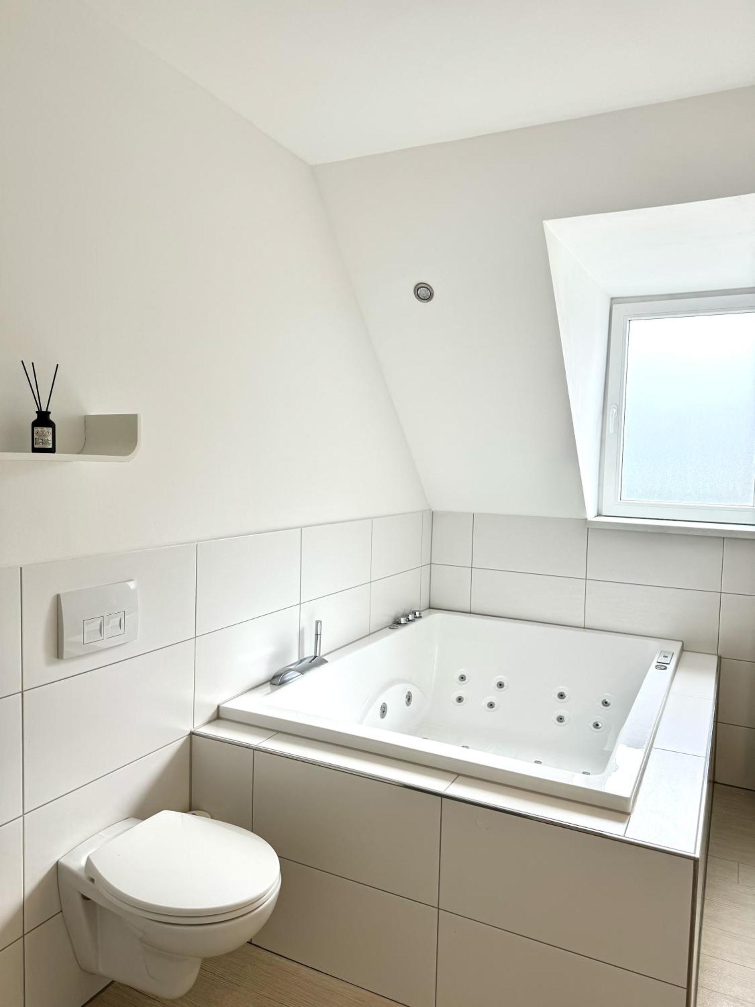 Exklusive Altbauwohnung Mit Whirlpool Und Kueche